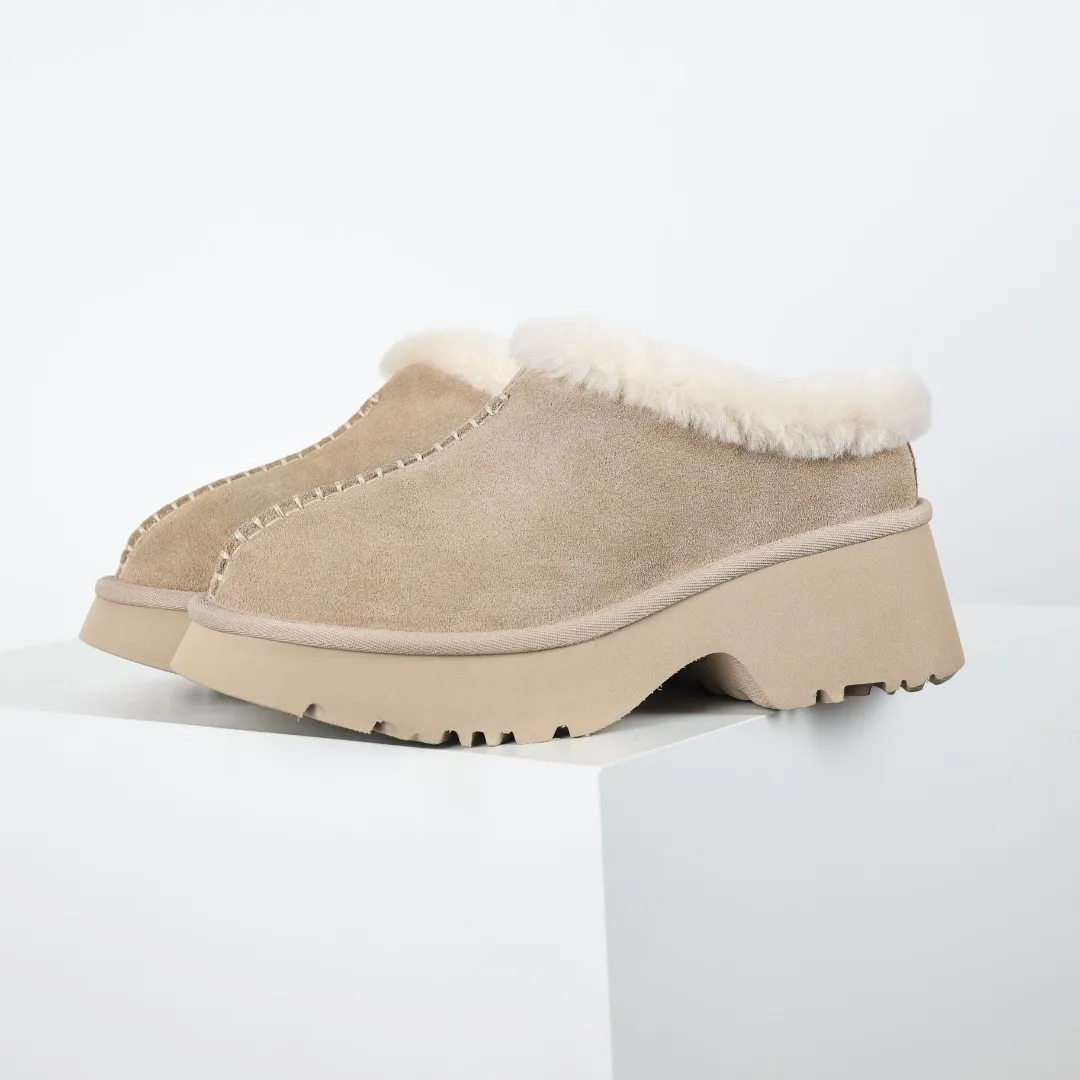 Pick up locally 💰560 Core recommended good price It is a very suitable choice for home use. In recent years, uug has launched a series of styles, which are partially geared towards the preferences of young consumers and have also moved to the forefront of fashion trends. Shoe body material: water-repellent coated suede upper, 17 mm UGGPURE™ implantable wool insole, lightweight non-slip and comfortable rubber outsole, with brand LOGO and trademark, with full packaging Size: 35 36 37 38 39 40